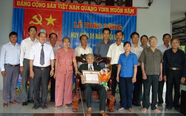 Huyện Dương Minh Châu: Trao huy hiệu Đảng cho đảng viên